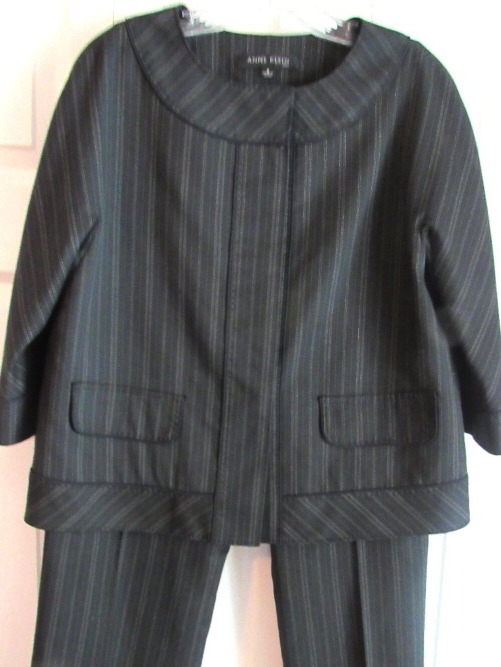 STYLISH ANNE KLEIN BLACK PINSTRIPE PANTSUIT SZ 6